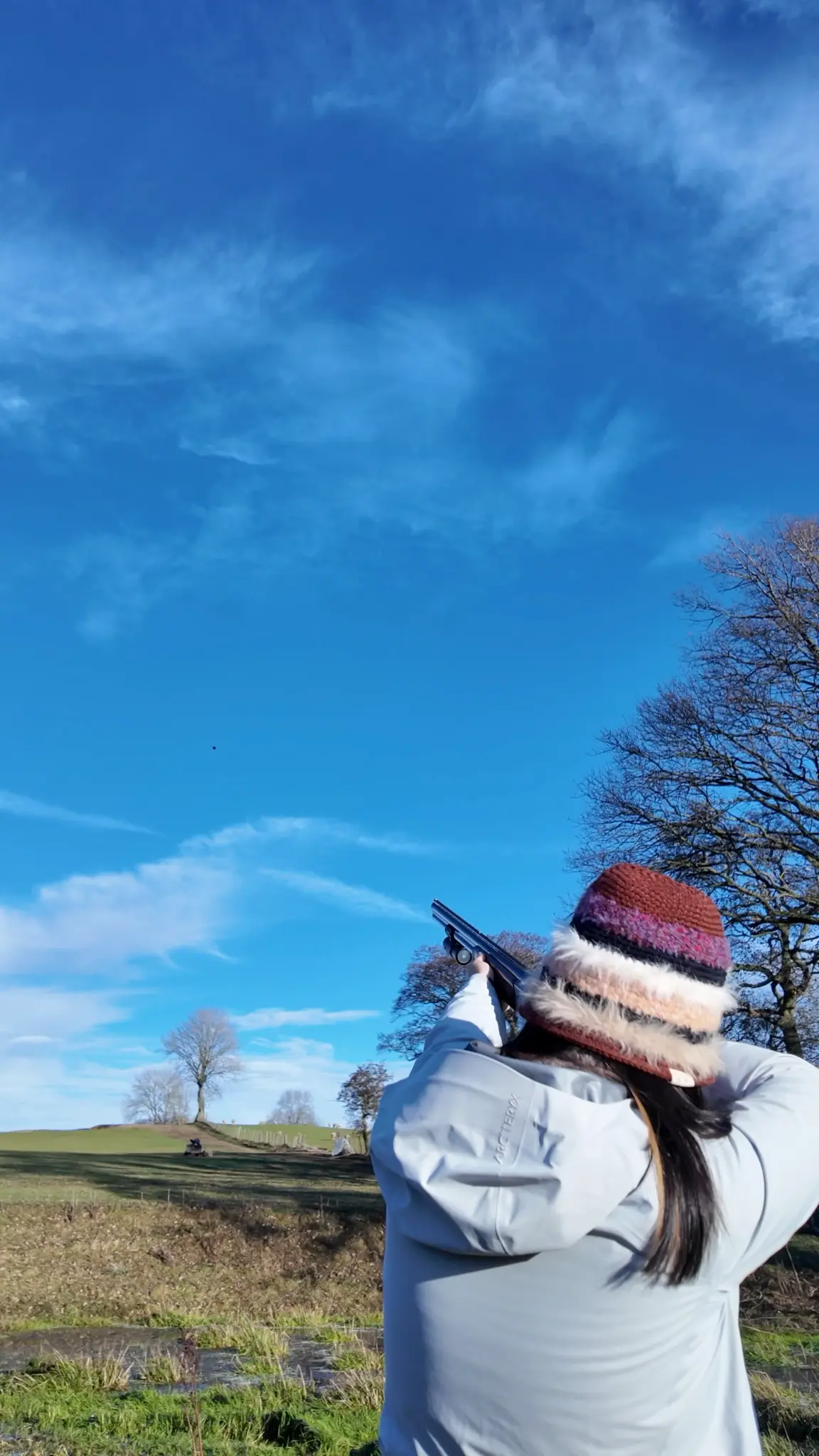 开阔牧场与晴朗天色，为庄园旅程定下第一印象。