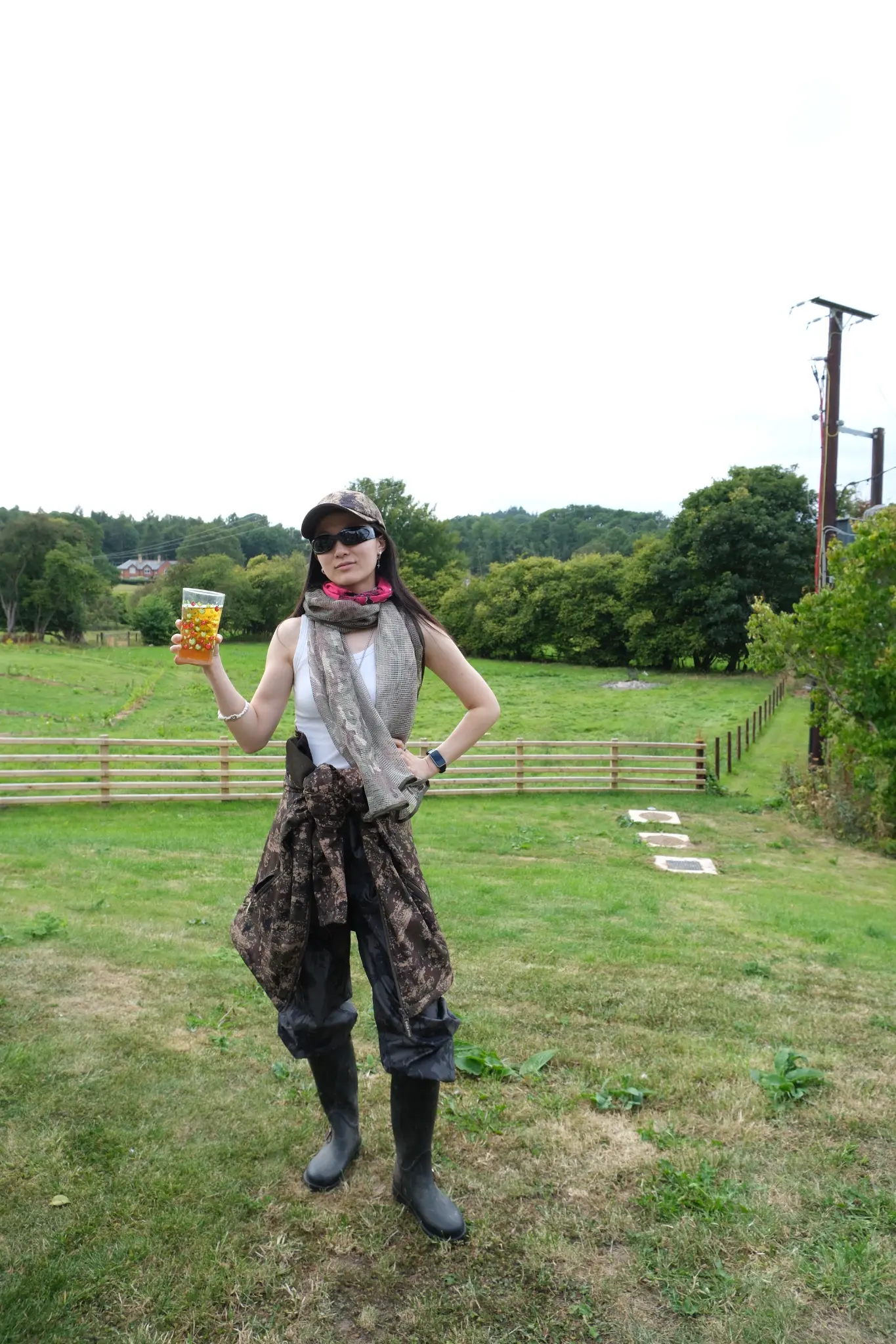 草地上的自在互动，适合朋友或家庭同行。