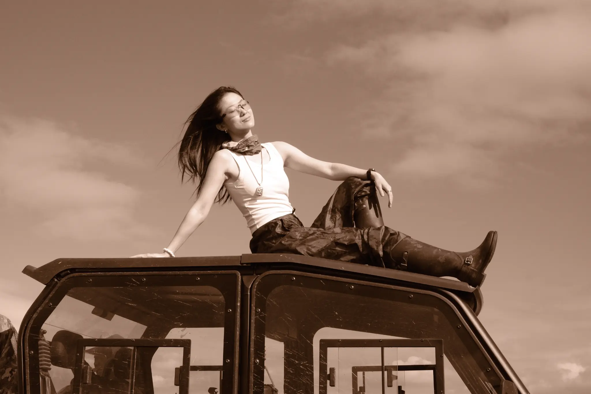 人物与庄园空间同框，度假氛围感更完整。