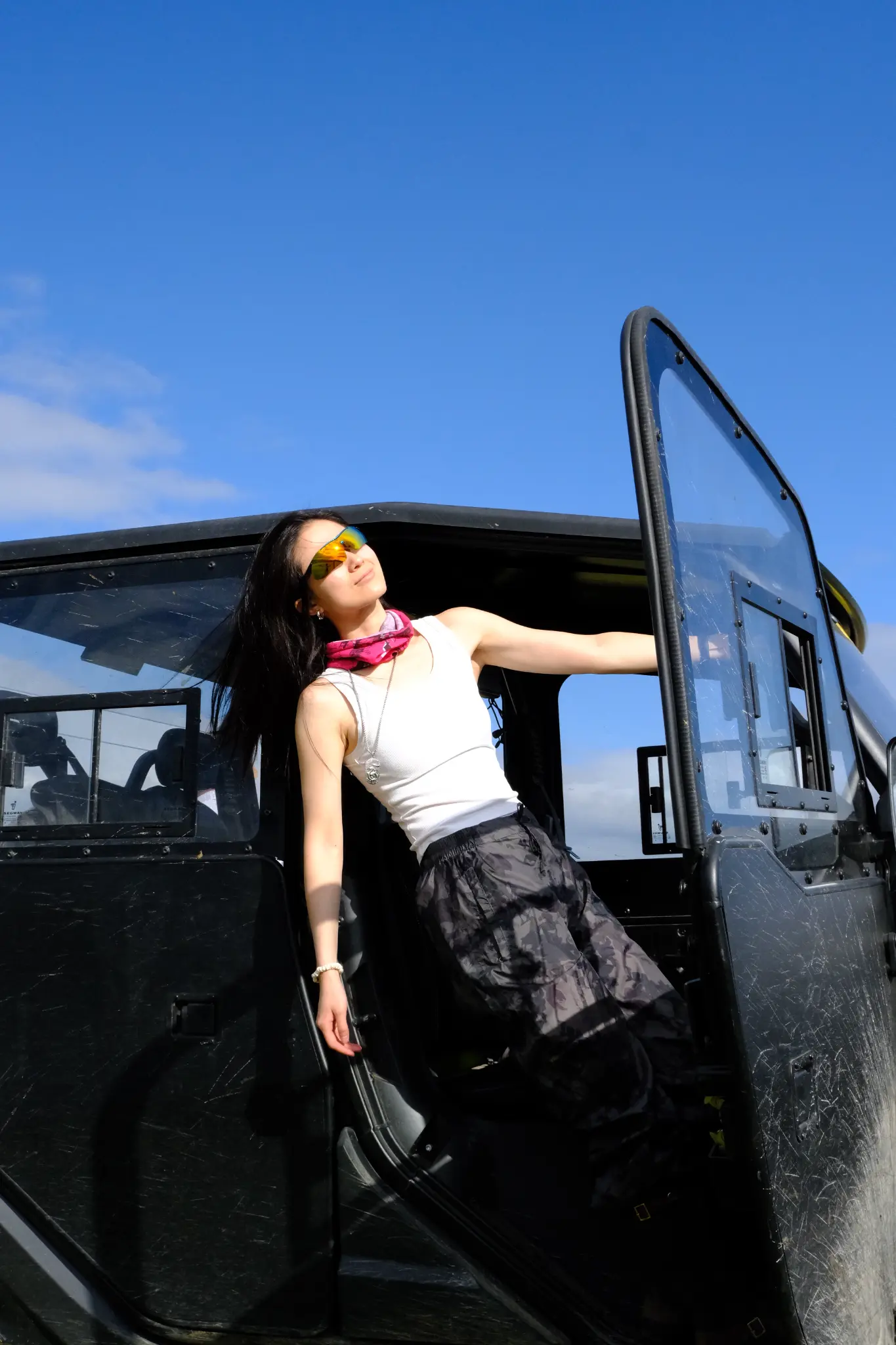 越野装备停在庄园动线上，探索感扑面而来。