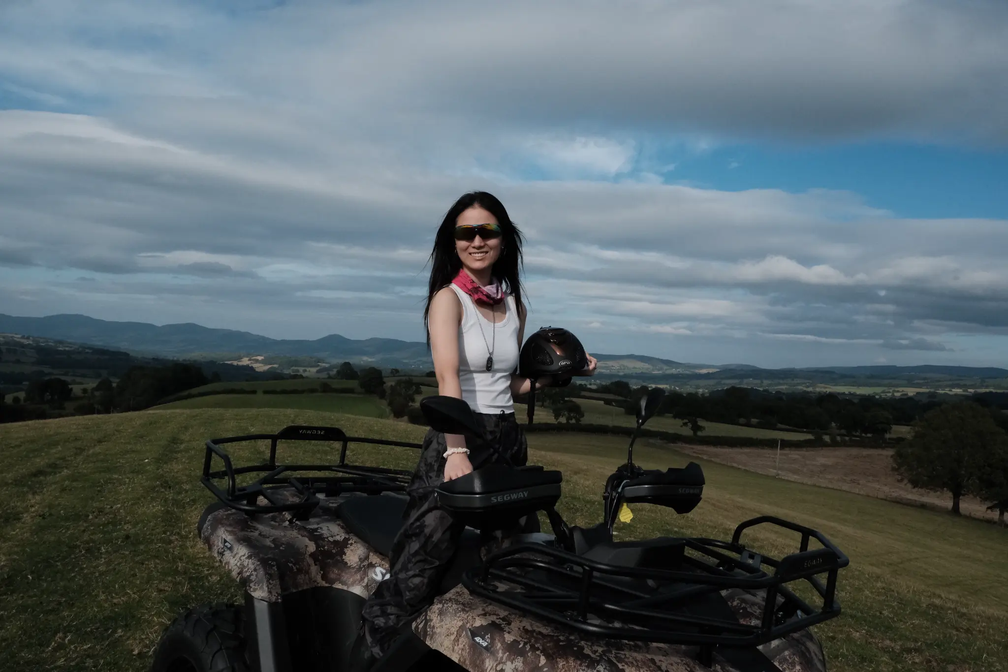 高处眺望山谷与车辆，尽显威尔士地貌的辽阔。