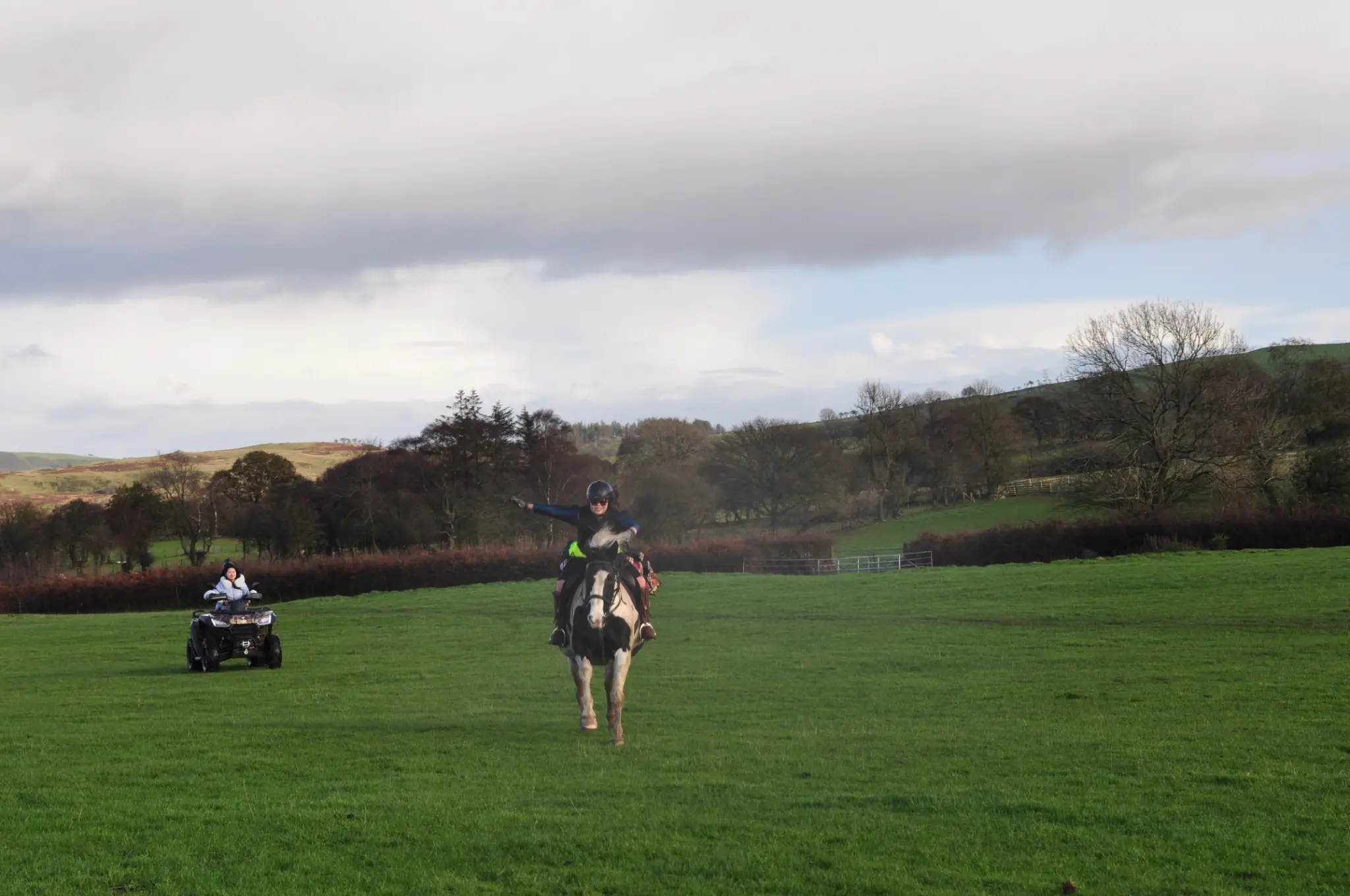 骑行与越野在同一片草场里自然切换。