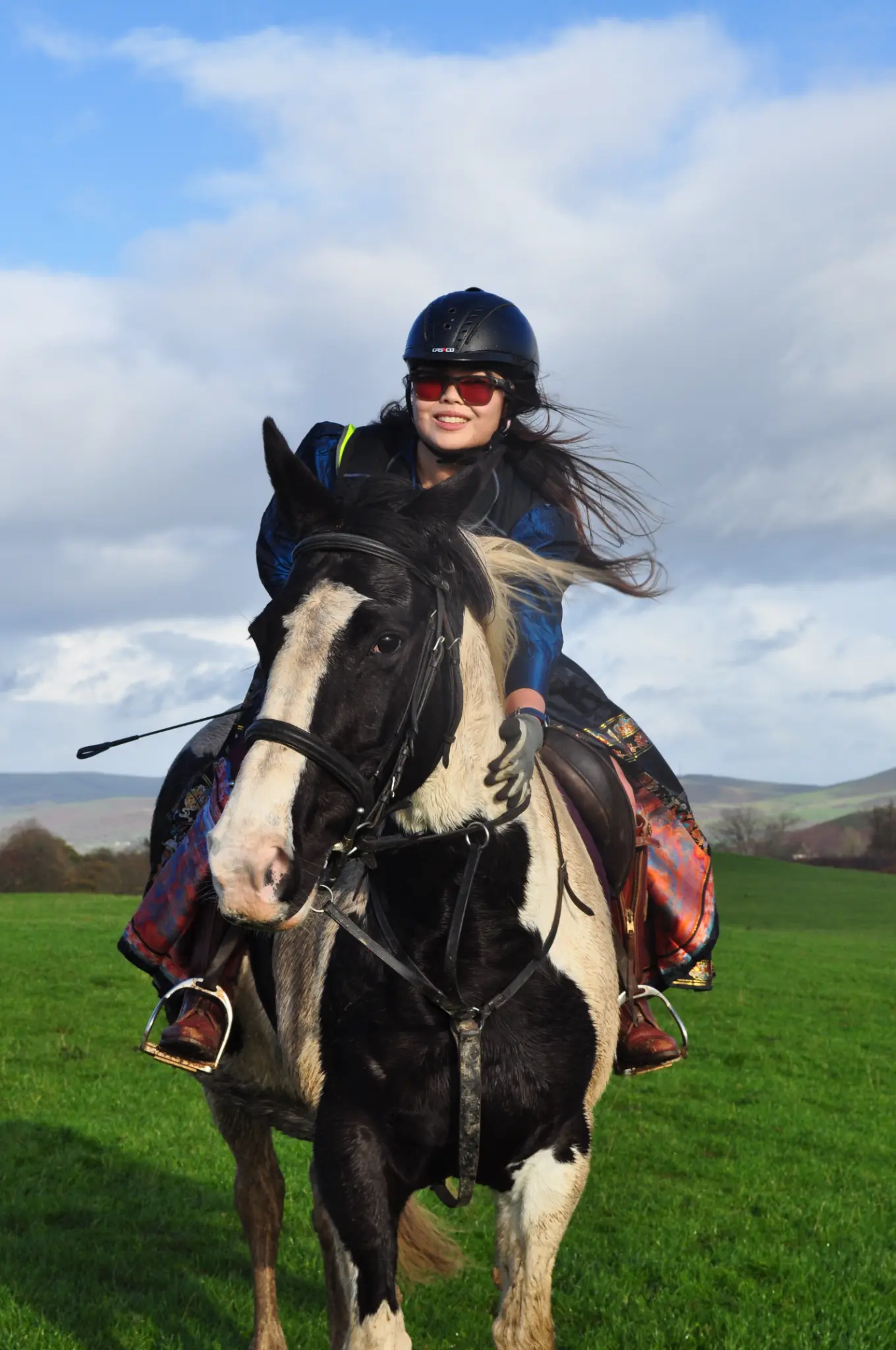 迎风前行的骑马瞬间，更有沉浸式乡野气息。