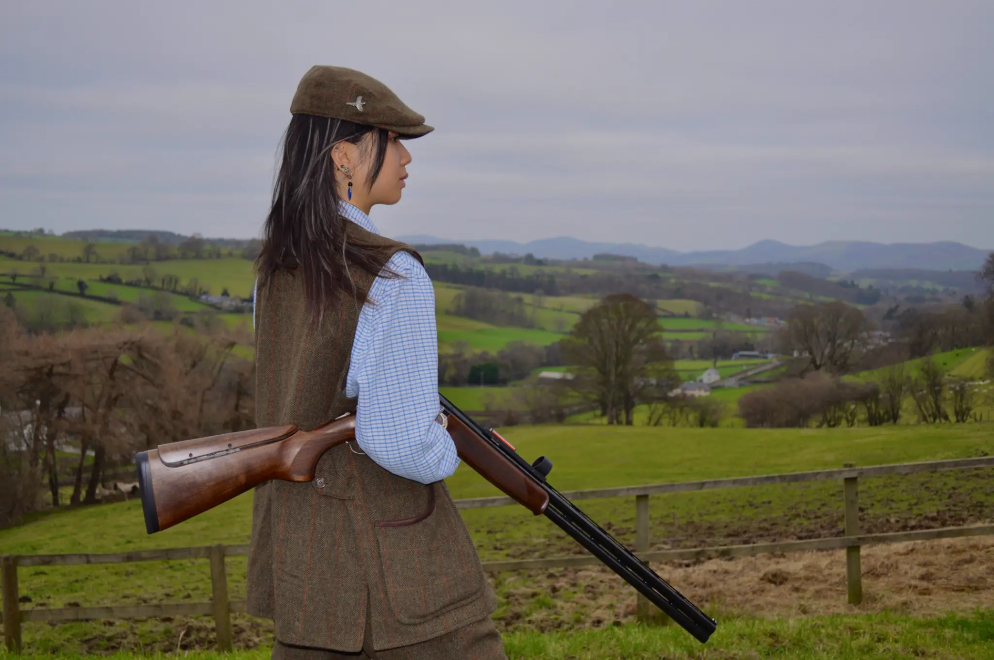 山野作为背景，让练枪过程更有户外质感。