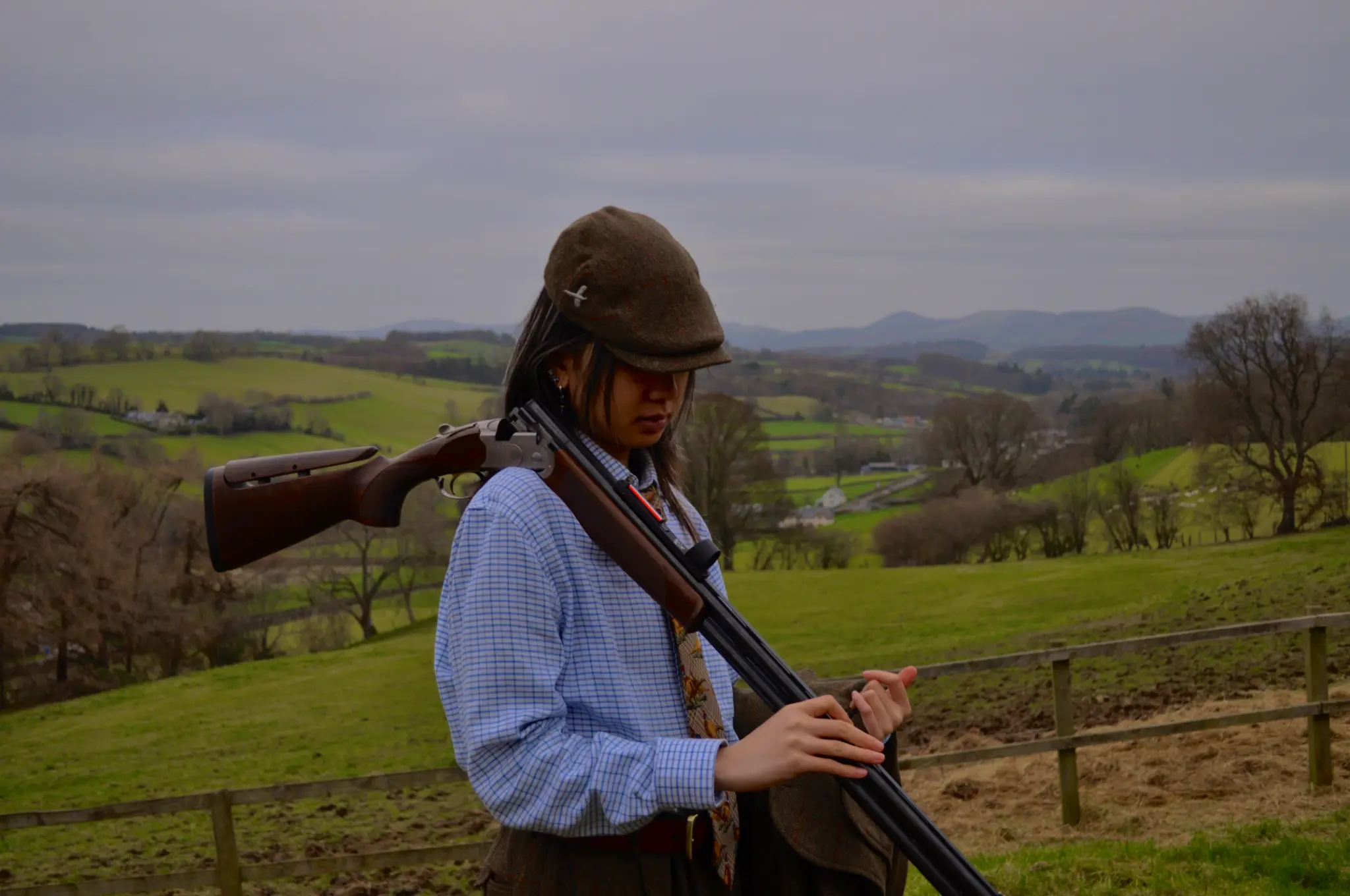 专业引导下的持枪准备，强调安全与从容。