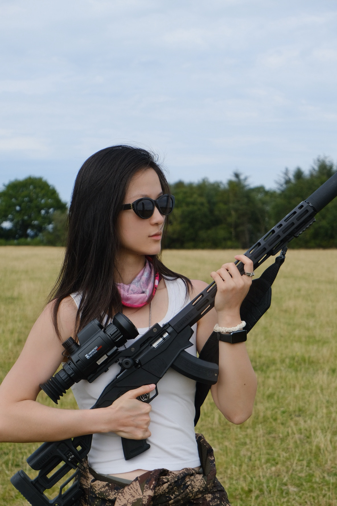 装备检查细节清楚可见，安全规范贯穿全程。